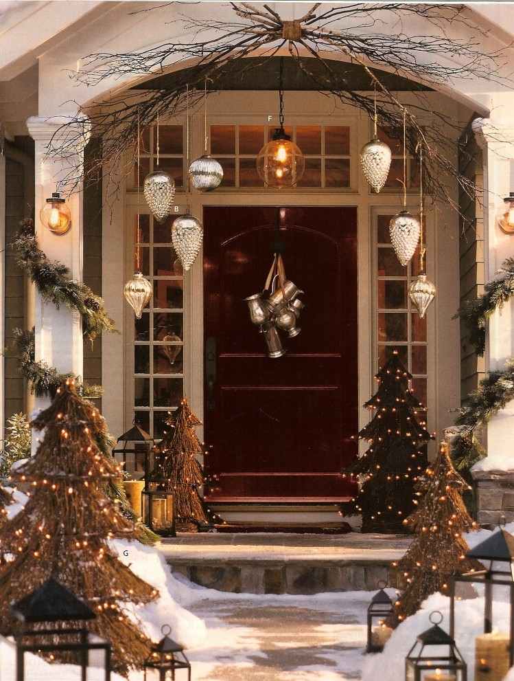 weihnachtsdeko außen-beleuchtet-haustuer-weihnachtskugeln-christbaumschmuck-gross-outdoor-kleine-tannenbäume-schnee