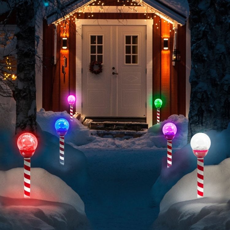weihnachtsdeko außen-beleuchtet-haustuer-weiss-rot-zuckerstangen-pollerleuchten-farbig-schnee-