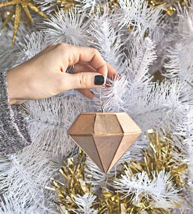 Weihnachtsdeko aus Holz -basteln-diy-diamant-gold-christbaumschmuck-selbermachen-aufhaengen