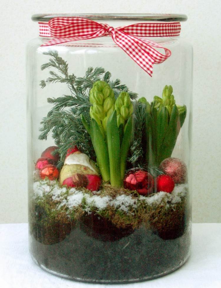 weihnachtsdeko-ideen-glas-hyazinthen-weihnachtsbaumkugel