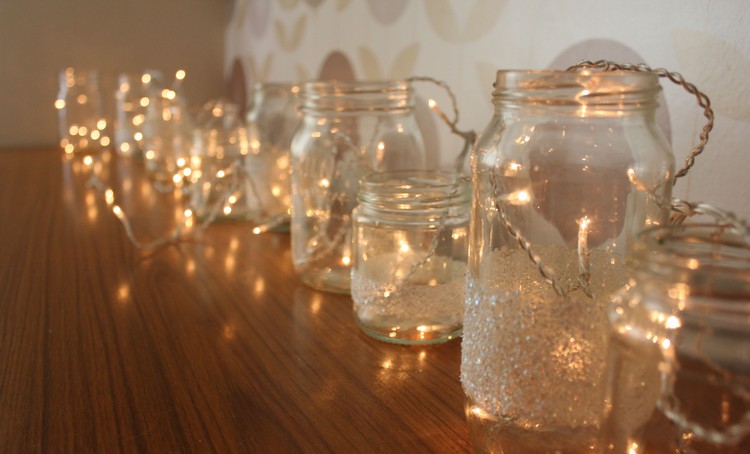 Weihnachtsdeko Ideen im glas mit lichterkette unterschiedliche Größen 