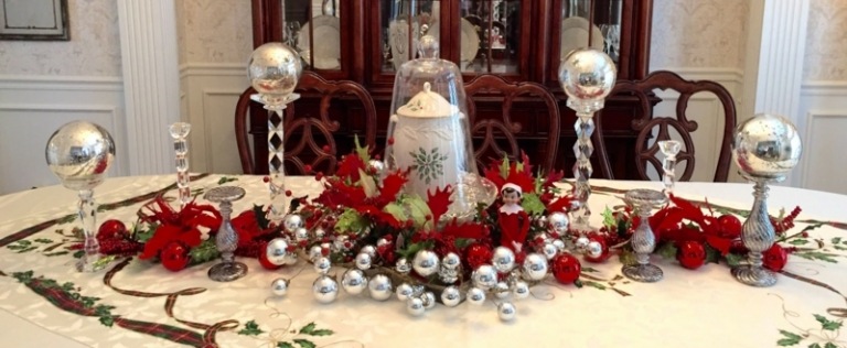 weihnachtsdeko in silber rot kugeln tischdeko glasglocke