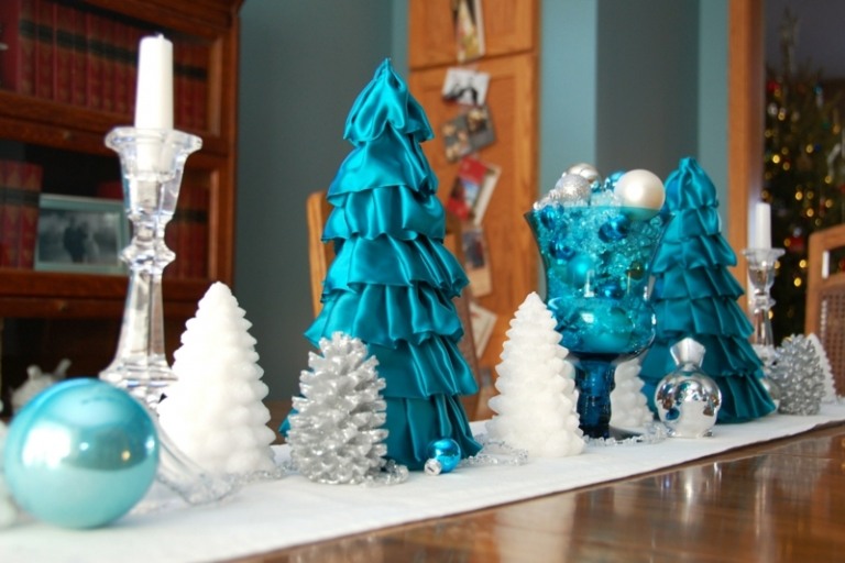 weihnachtsdeko in silber weiss blau tannen stoff tafelkerzen tischlaeufer