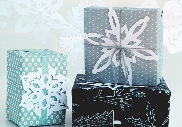 weihnachtsdeko-selber-basteln-geschenke-verpacken-papier-schneeflocken