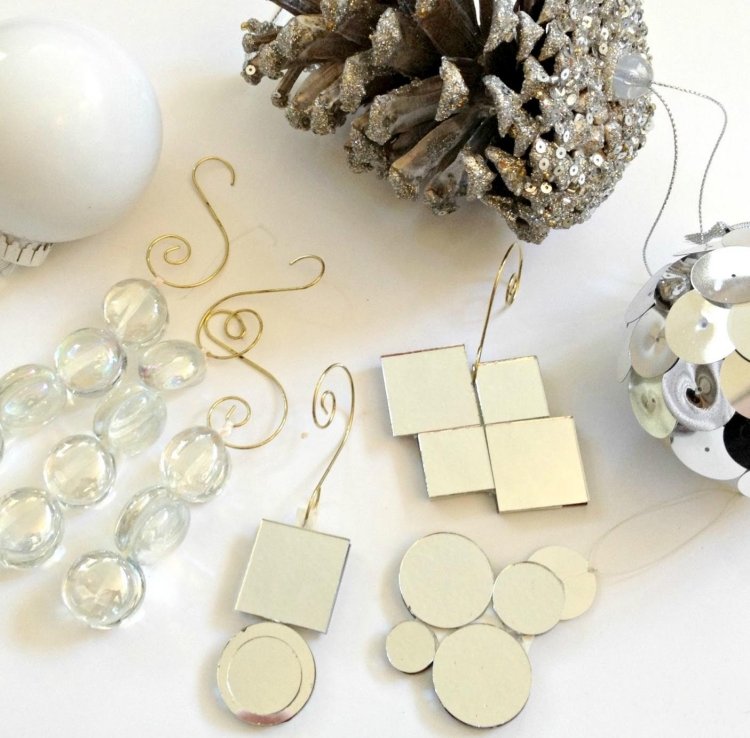 weihnachtsdeko-selber-basteln-naturmaterialien-christbaumschmuck-glitzer-perlen-verzieren-zapfen-diy