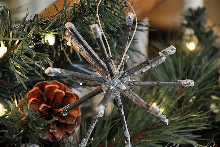 weihnachtsdeko-selber-basteln-naturmaterialien-christbaumschmuck-staebchen-konzentrisch-bekleben-verzieren-silber