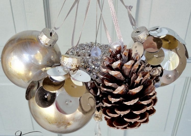 weihnachtsdeko-selber-basteln-naturmaterialien-christbaumschmuck-zapfen-christbaumkugeln-verzieren-glaenzend-diy