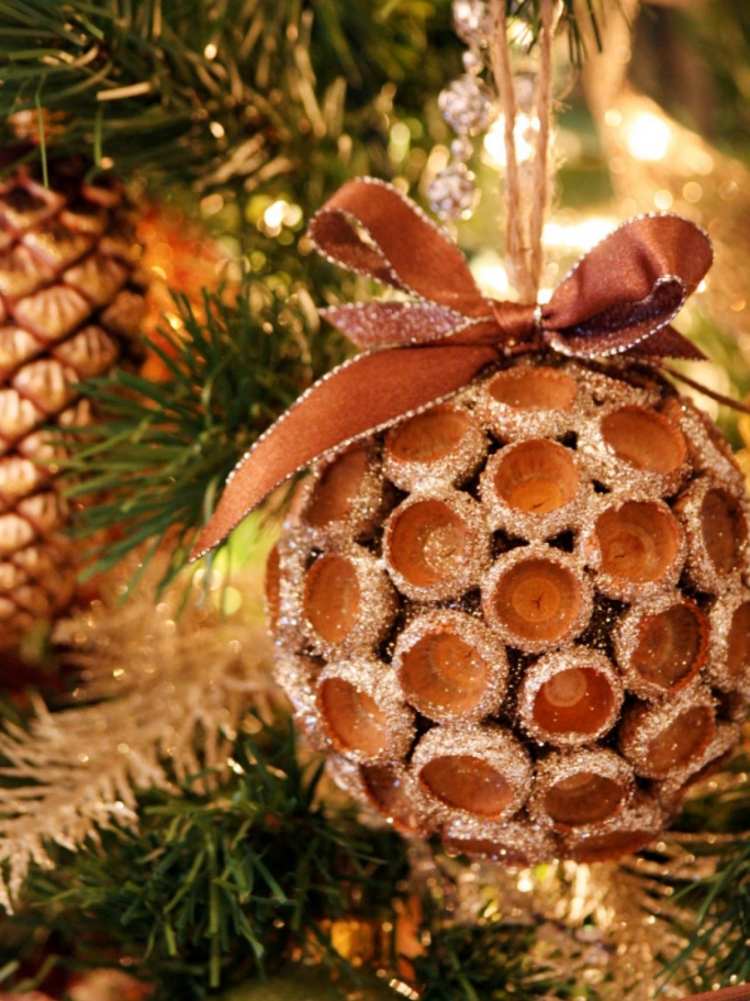 weihnachtsdeko-selber-basteln-naturmaterialien-kugel-eichelhuete-christbaumkugel-band-glitzer