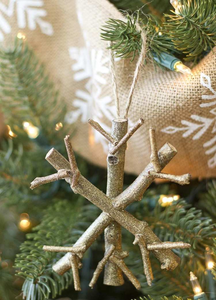 weihnachtsdeko-selber-basteln-naturmaterialien-schneeflocke-staebchen-naturholz-glitzer-gold-christbaumschmuck
