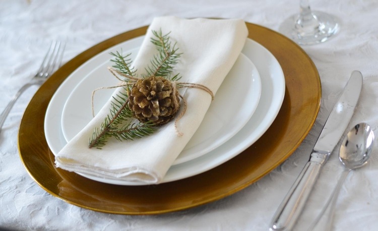 weihnachtsdeko-selber-basteln-naturmaterialien-tischdeko-gold-zapfen-geschirr-stoffserviette-besteck