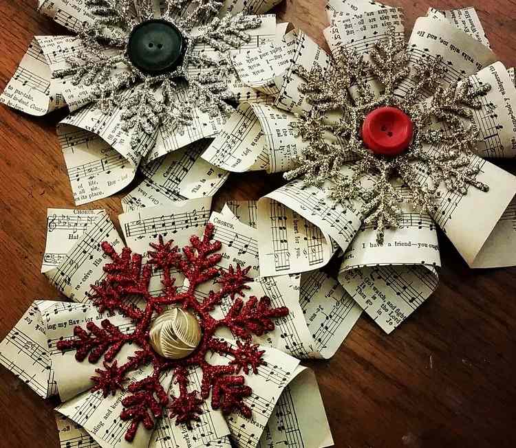 Weihnachtsdeko selber basteln -notenblatt-sterne-schneeflocken