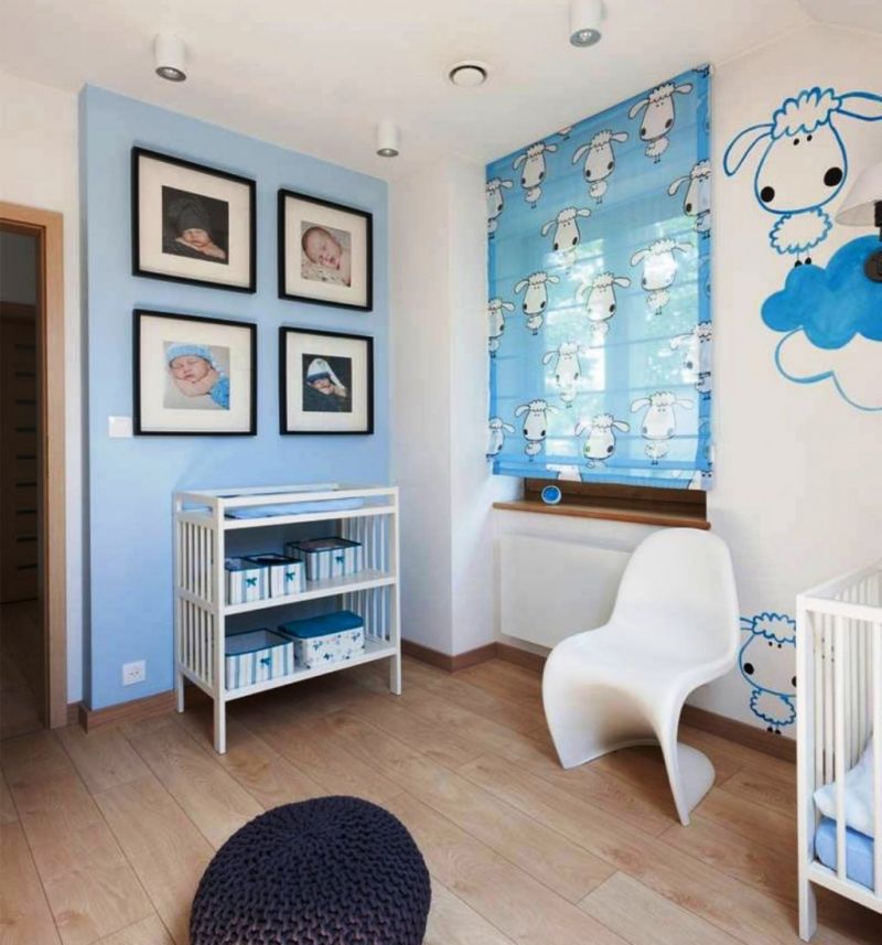 wohnen-blau-weiss-modern-baby-zimmer-wanddeko-schaefchen-panton-chair-holzboden-schalosie-wickeltisch