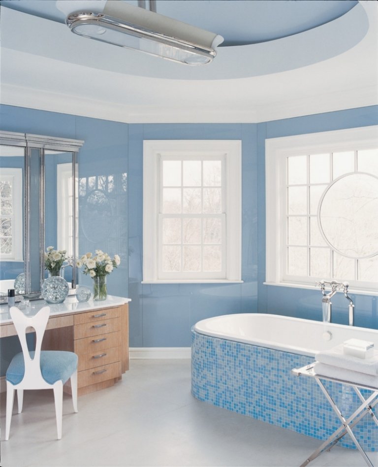 wohnen-blau-weiss-modern-badezimmer-badewanne-freistehende-fenster-leuchte-schminkkommode-wandfarbe-hellblau