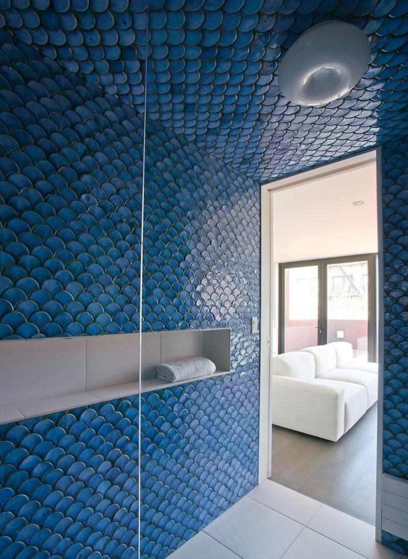 wohnen-blau-weiss-modern-badezimmer-design-fischschuppen-mosaik-fliesen