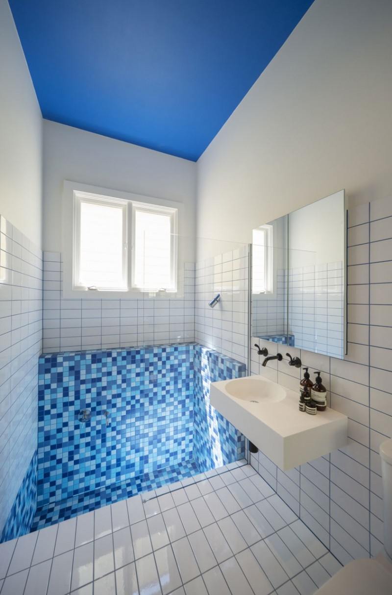 wohnen-blau-weiss-modern-badezimmer-dische-mosaik-fliesen-waschbecken-armatur-decke-gefaerbt