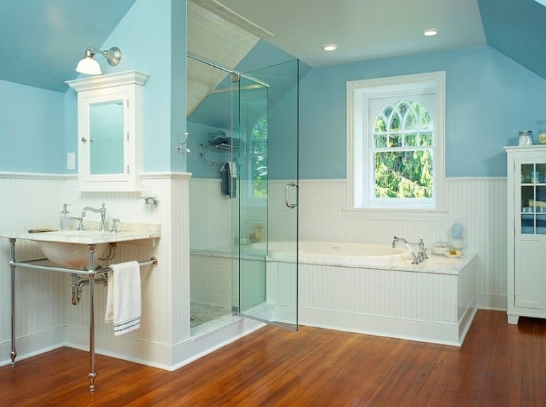 wohnen-blau-weiss-modern-badezimmer-holzboden-badewanne-duschkabine-glaswand-spots-armatur-vintage-dachschraege