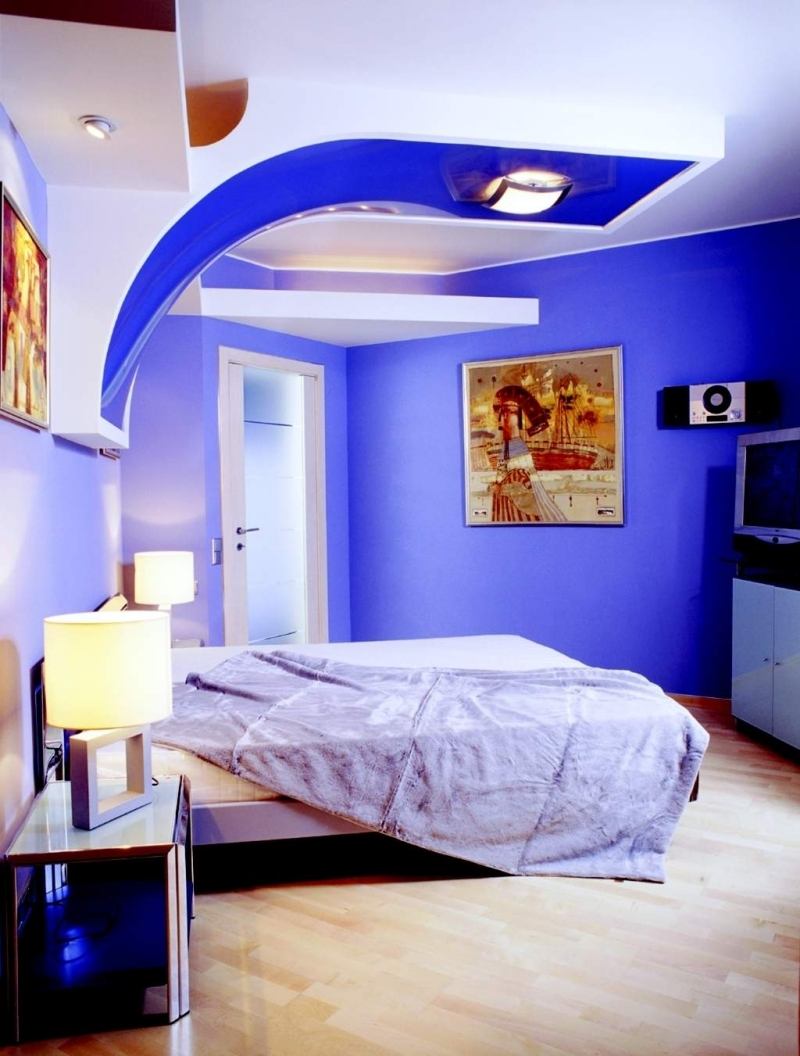 wohnen-blau-weiss-modern-decke-wand-dekoreation-bild-bett-leuchten