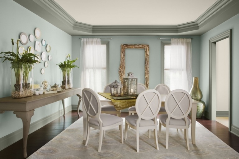 wohnen-blau-weiss-modern-esszimmer-vintage-klassisch-esstisch-stuehle-wandfarbe-hallblau-gold
