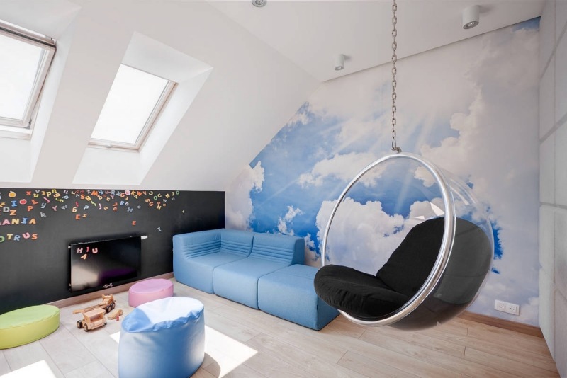 wohnen-blau-weiss-modern-haengesessel-bubble-chair-fototapete-wolkenhimmer-spielraum-sitzecke