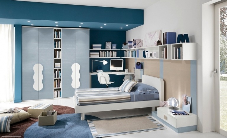 wohnen-blau-weiss-modern-jugendzimmer-teenager-bett-kleiderschrank-regale-spots-teppich