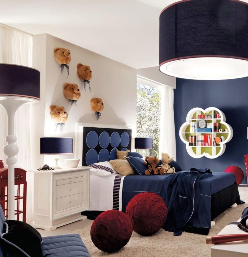 wohnen-blau-weiss-modern-kinderzimmer-teddybaer-deko-leuchten-lampenschirme-dunkelblau-teppich-weich