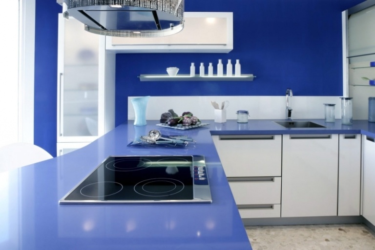 wohnen-blau-weiss-modern-kueche-einbaukueche-arbeitsplatte-schrankfronten-kochplatte-minimalistisch