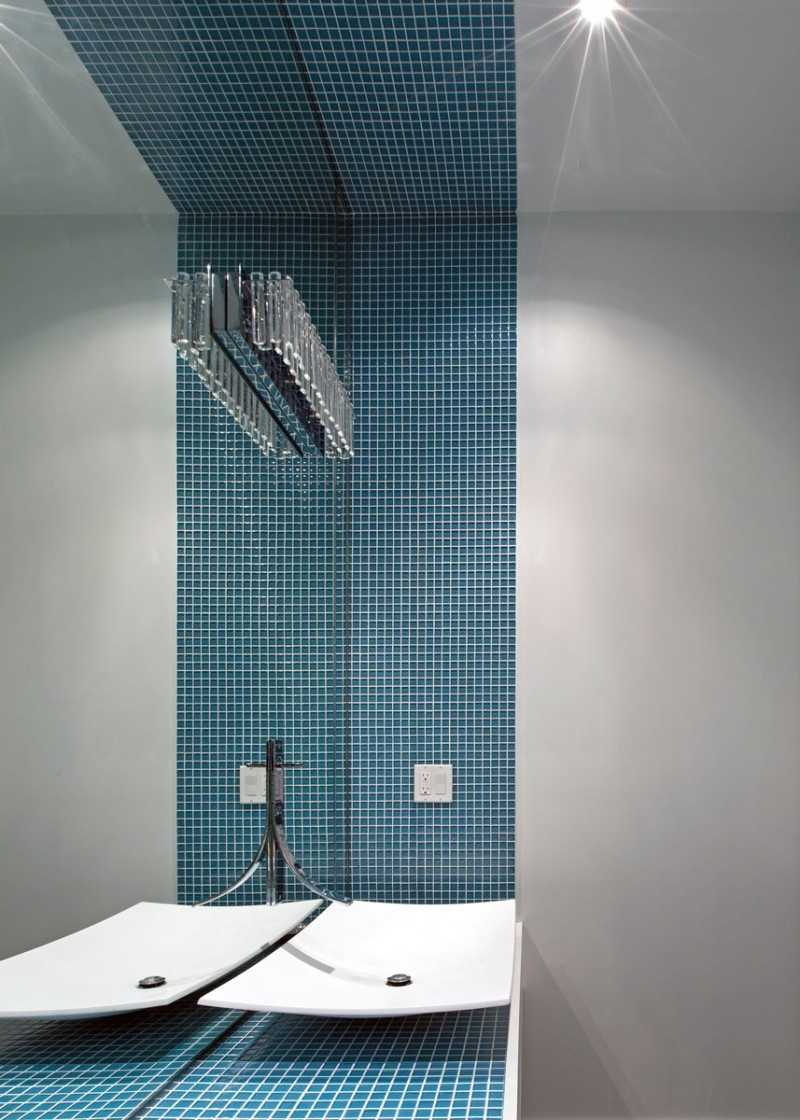wohnen-blau-weiss-modern-mosaik-fliesen-tuerkis-spiegelwand-waschbecken-waschschale