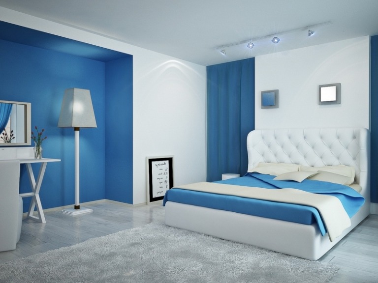 wohnen-blau-weiss-modern-schlafzimmer-bett-gepolsterter-kopfteil-teppich-weich-wandfarbe