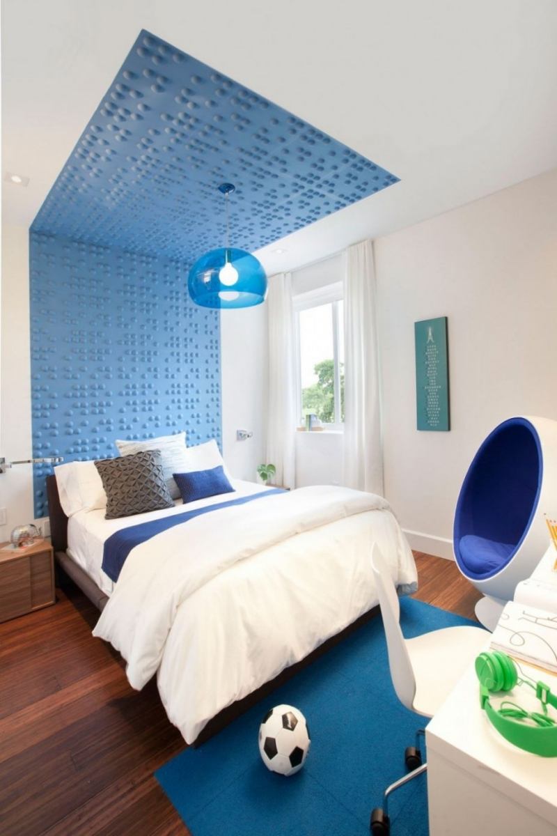 wohnen-blau-weiss-modern-schlafzimmer-bubble-chair-holzboden-relief-kopfteil-wand-decke