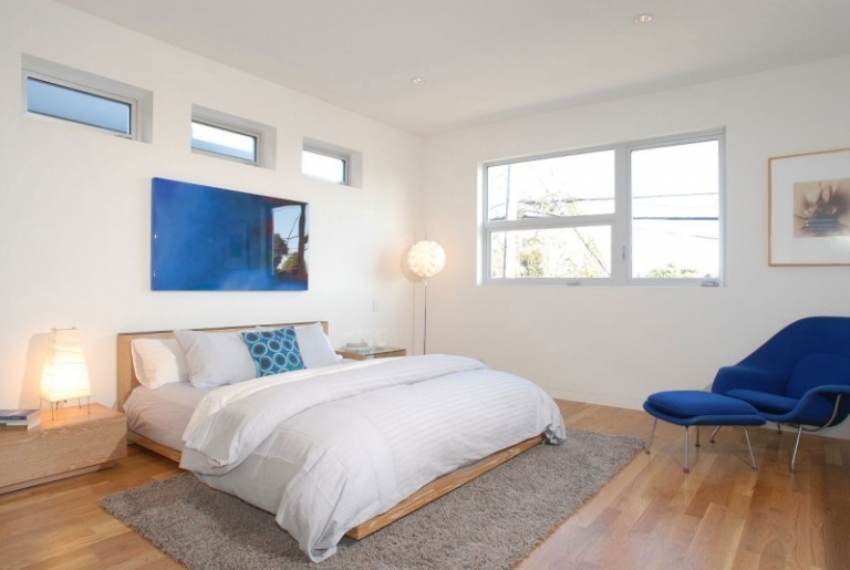 wohnen-blau-weiss-modern-schlafzimmer-holzboden-parkettboden-sessel-polster-fusshocker