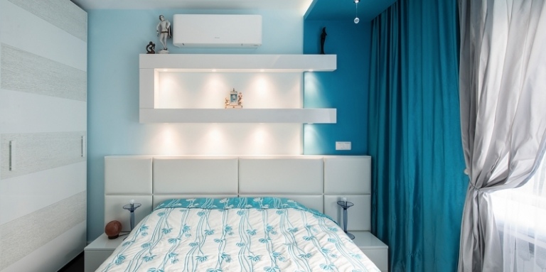 wohnen-blau-weiss-modern-schlafzimmer-kopfteil-gepolstert-kleiderschrank-gardinen-vorhaengen-nachttische