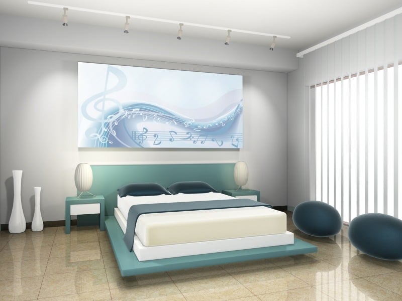 wohnen-blau-weiss-modern-schlafzimmer-schlicht-minimalistisch-design-bett-bild-wanddeko-nachttische
