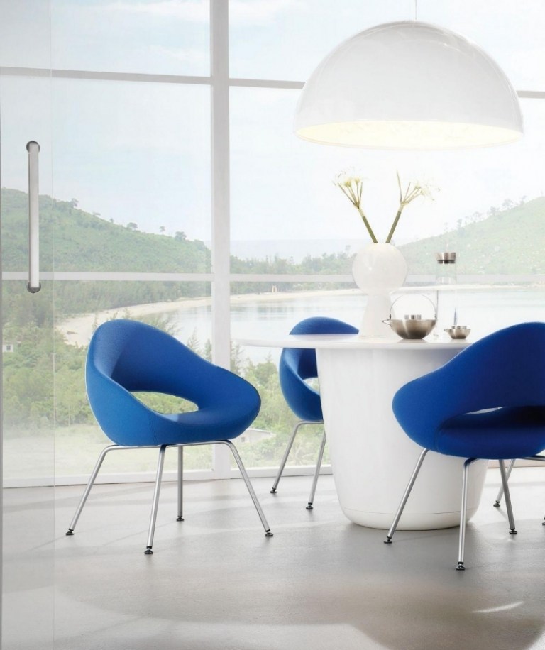 wohnen-blau-weiss-modern-tisch-pendelleuchte-stuehle-polster-glasfronten-design
