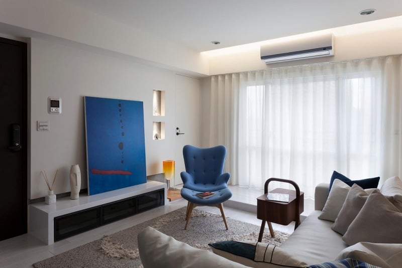 Wohnen in Blau und Weiß -modern-wohnzimmer-bild-polstersessel-eckcouch-beige-sideboard