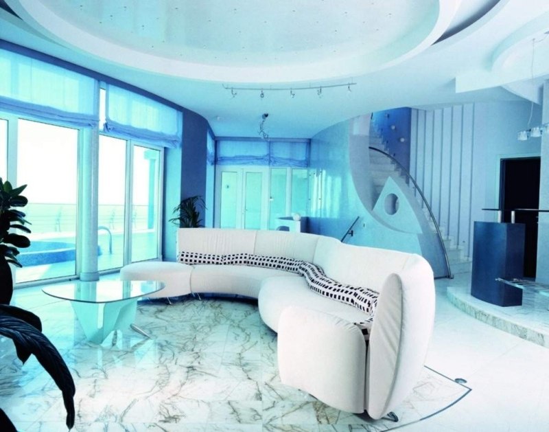 wohnen-blau-weiss-modern-wohnzimmer-couch-gebogene-form-marmorboden-fenster-treppe-extravagantes-design