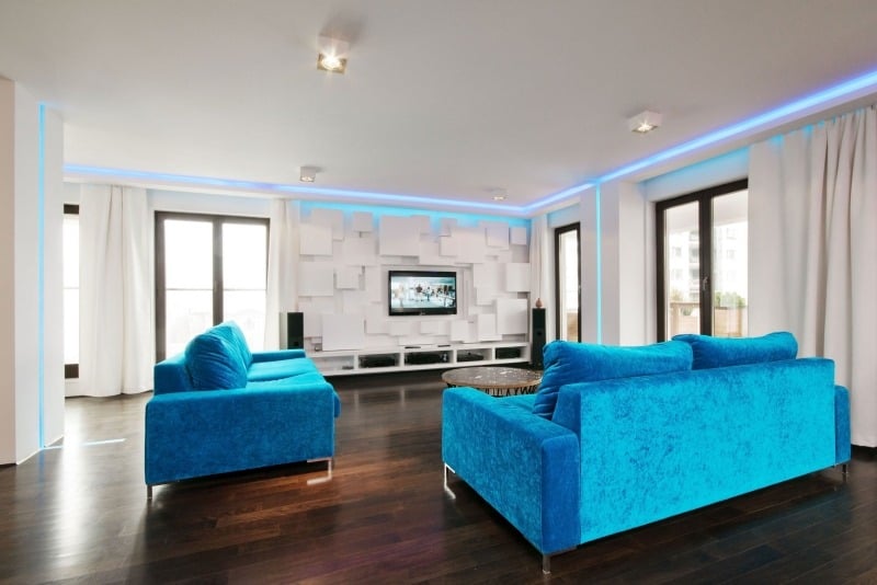 Wohnen in Blau und Weiß -modern-wohnzimmer-couches-holzboden-dunkel-led-beleuchtung