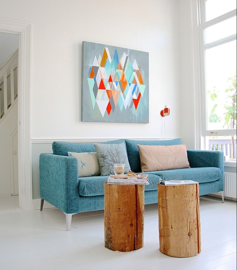 wohnen-blau-weiss-modern-wohnzimmer-skandinavisches-design-beistelltische-baumstamm-couch