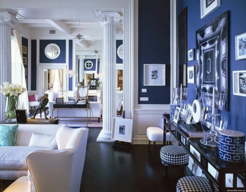 wohnen-blau-weiss-modern-wohnzimmer-stilmix-wandfarbe-wanddeko-bilder-fotos-roemische-saeulen-sideboard-deko