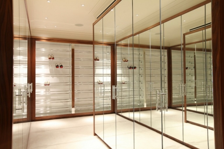 Ankleidezimmer-einrichten-Schraenke-Spiegeltuer-Glas-Schuhregale