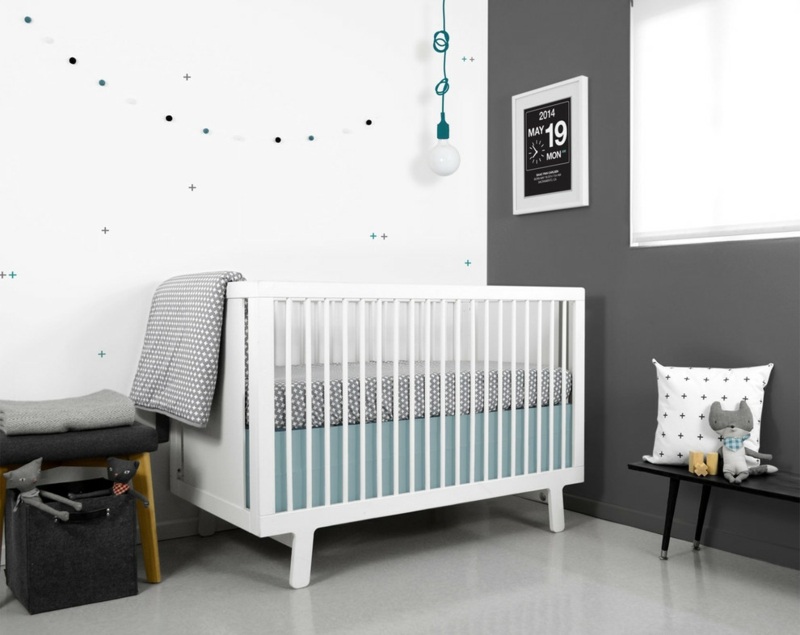 Babyzimmer-Weiss-Ideen-Krippe-modern-graue-Wand
