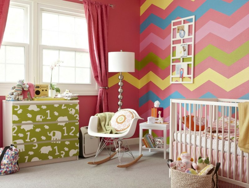 Babyzimmer-Weiss-Kommode-aufpeppen-Tapeten-Ideen
