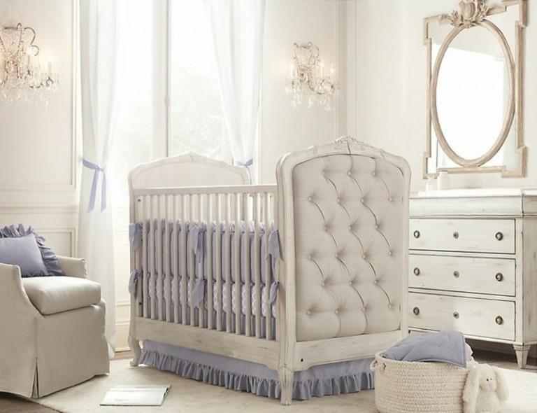 Babyzimmer-Weiss-Lavendel-Polster-Babybett-Ideen