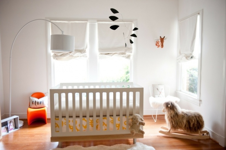 Babyzimmer-Weiss-Schaukelpferd-Shaggy-Ideen