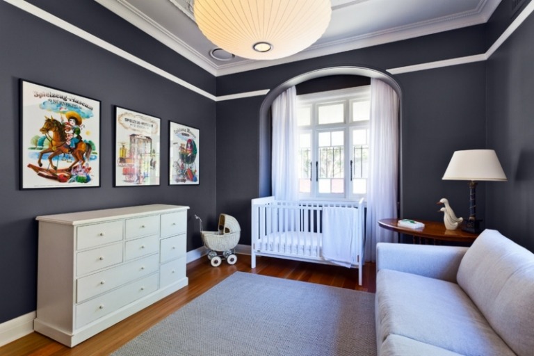 Babyzimmer-Weiss-Wand-streichen-Ideen-dunkelblau-weiss