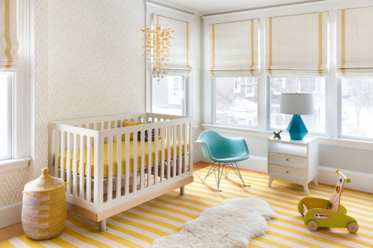 Babyzimmer-Weiss-gelbe-Streifen-modern-Ideen