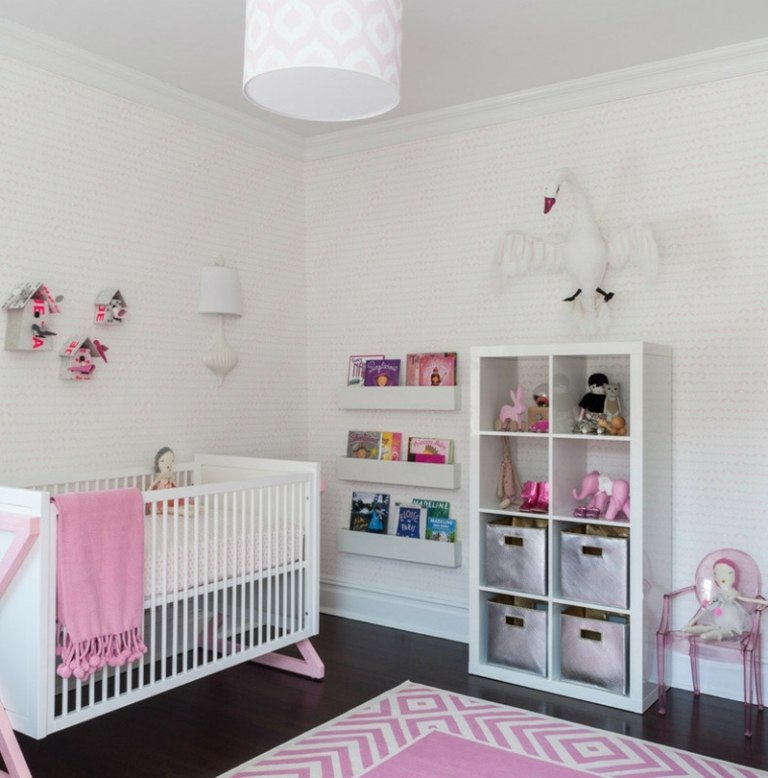 Babyzimmer-Weiss-rosa-Teppich-Streifen-Tapeten