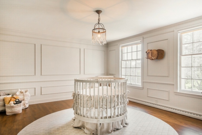 Babyzimmer-Weiss-rund-Krippe-Wandgestaltung-Ideen
