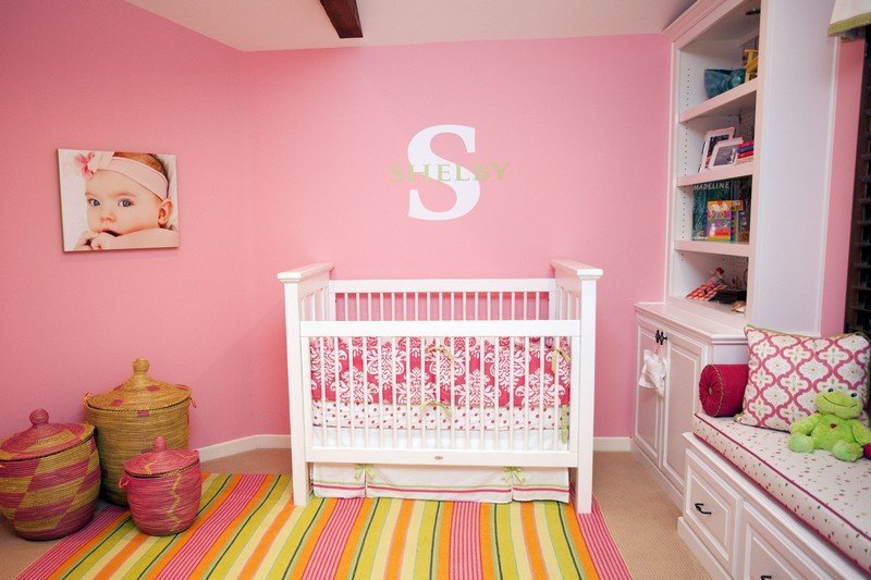 Babyzimmer-einrichten-Ideen-Babyfoto-Teppich-Streifen