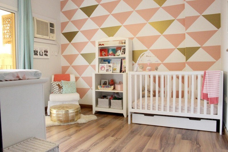 Babyzimmer einrichten Ideen Maedchen-Dreieck-Wandgestaltung-Muster
