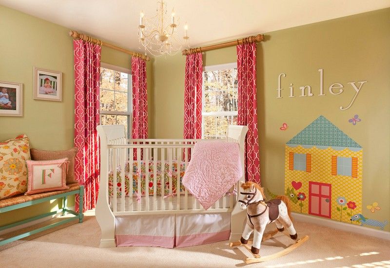 Babyzimmer-einrichten-Ideen-Maedchen-Gitterbett-Gardinen